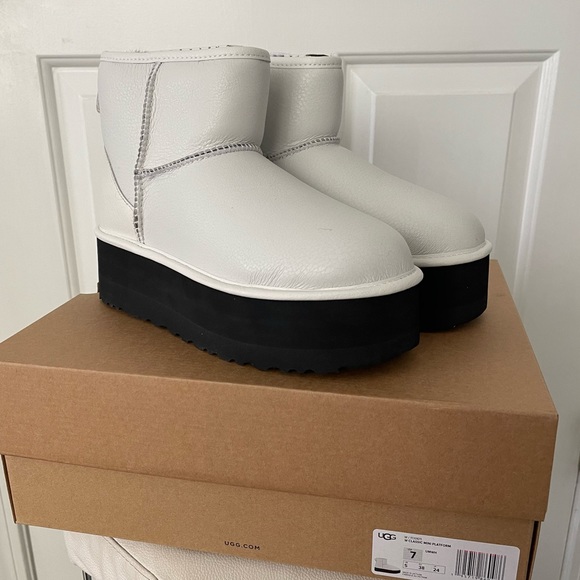 BRAND NEW UGG Mini Platform - Picture 1 of 7